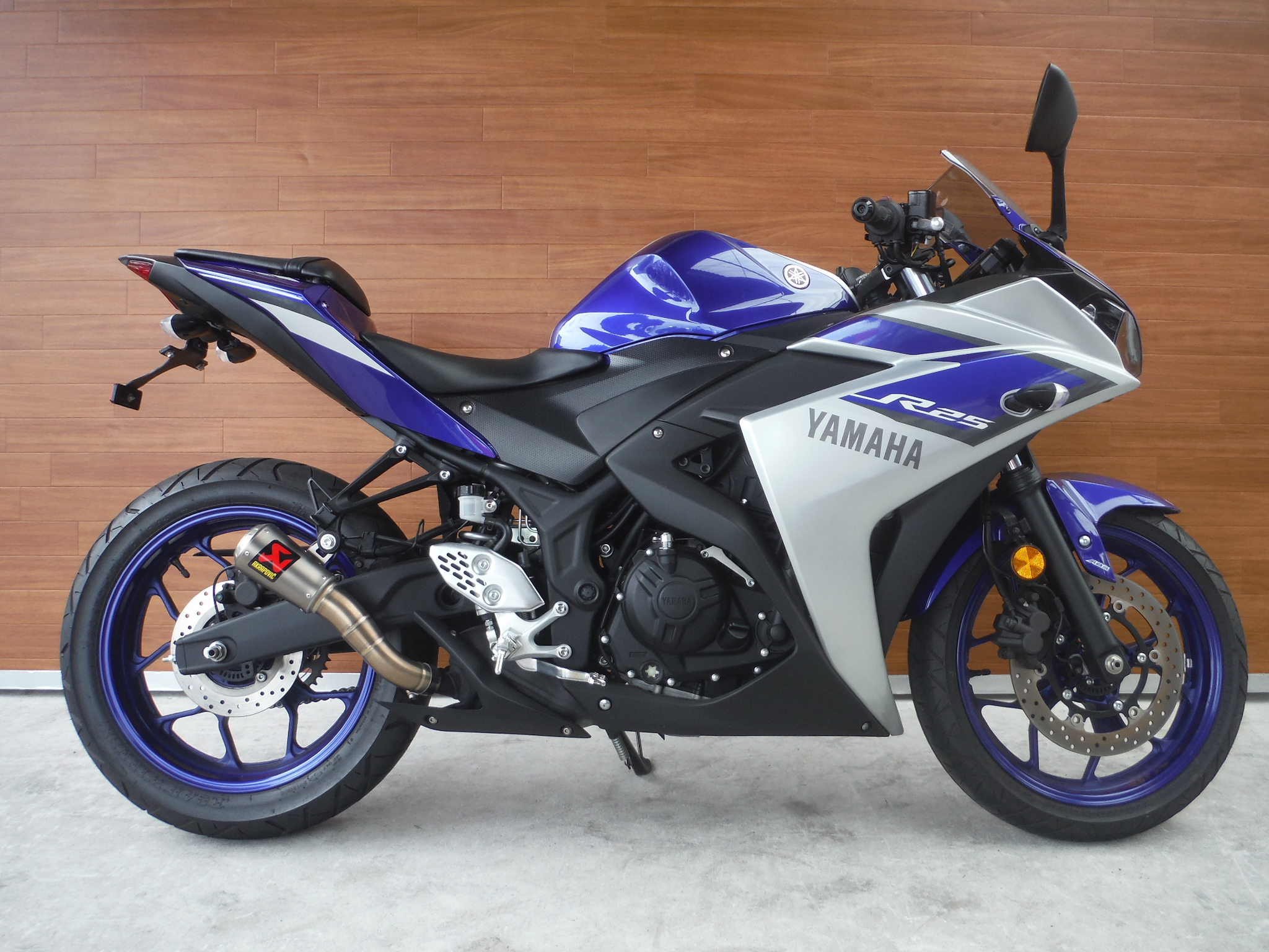 熊本中古車バイク情報 ヤマハ Yzf R25 Abs 250 15年モデル 青白 熊本のバイクショップ アール バイクの新車 中古車 販売や買取 レンタルバイクのことならおまかせください