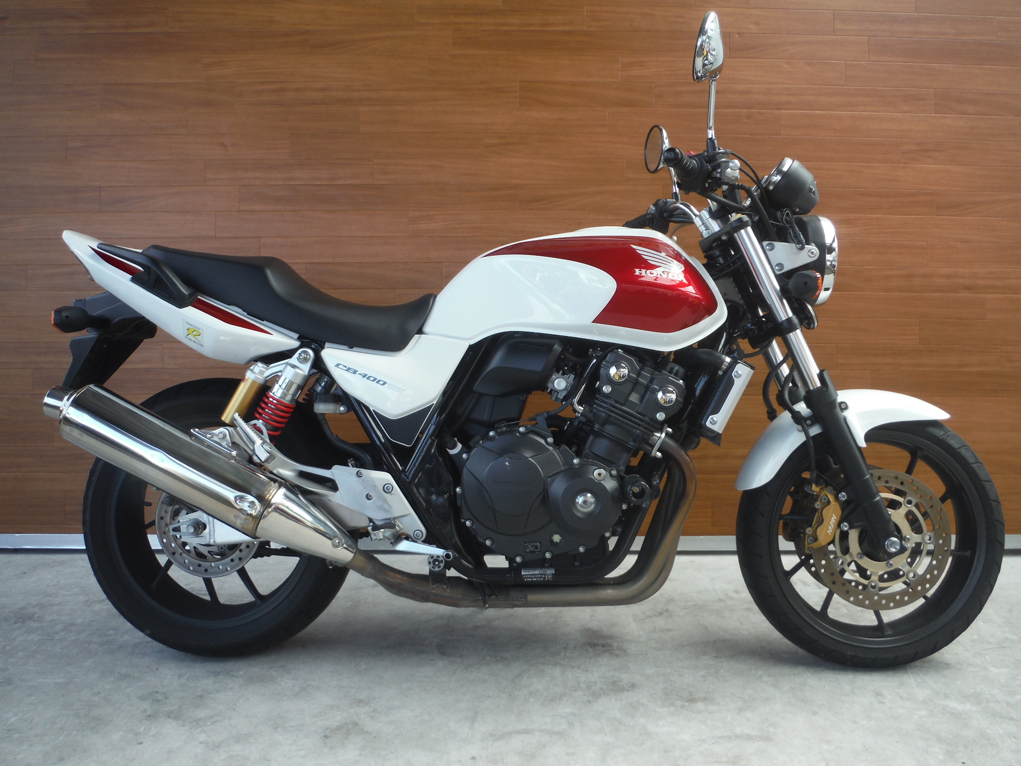 熊本中古車バイク情報 ホンダ Cb400sf 400 14年モデル 白赤 熊本のバイクショップ アール バイク の新車 中古車販売や買取 レンタルバイクのことならおまかせください
