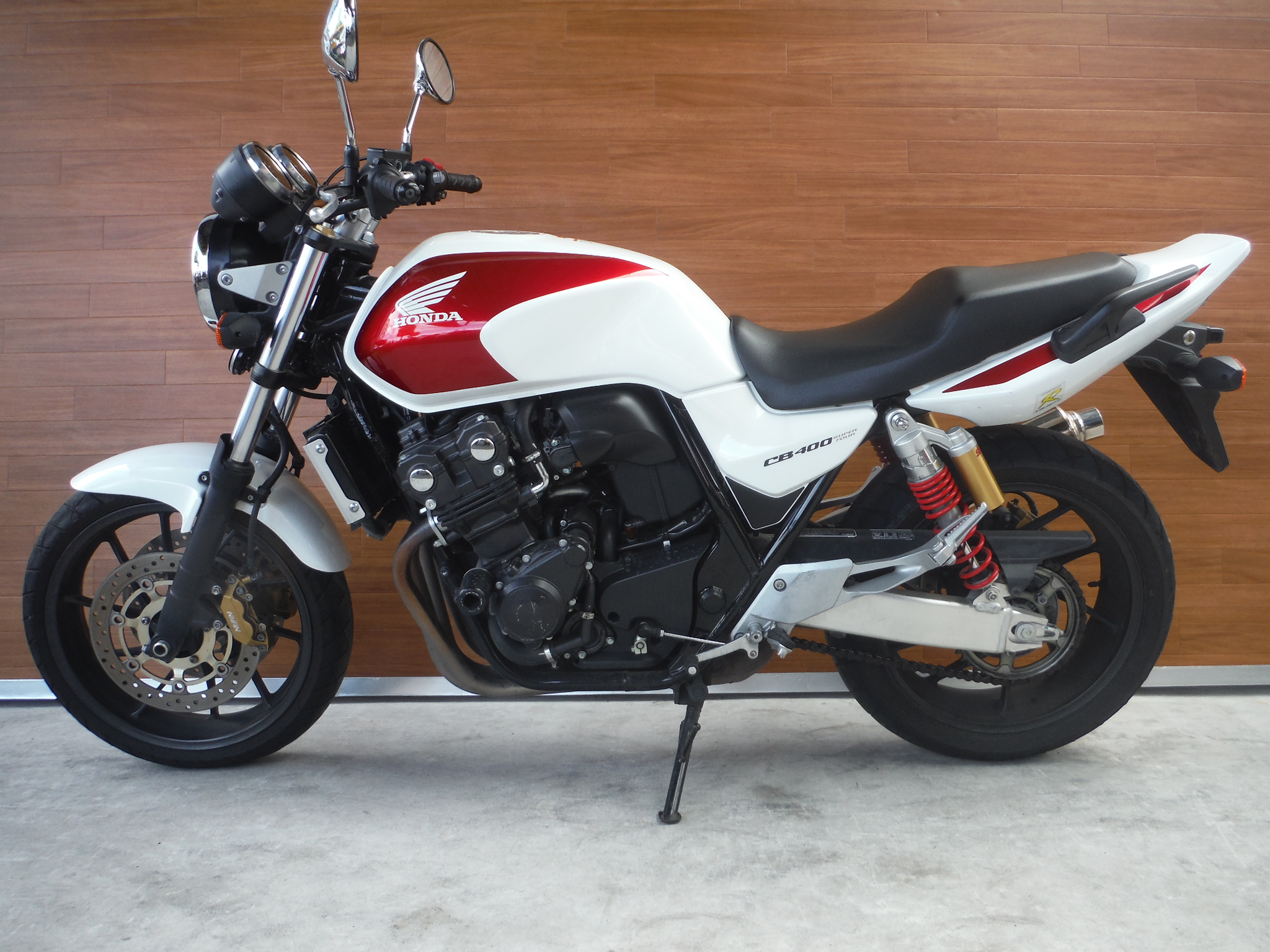 熊本中古車バイク情報 ホンダ Cb400sf 400 14年モデル 白赤 熊本のバイクショップ アール バイクの新車 中古 車販売や買取 レンタルバイクのことならおまかせください
