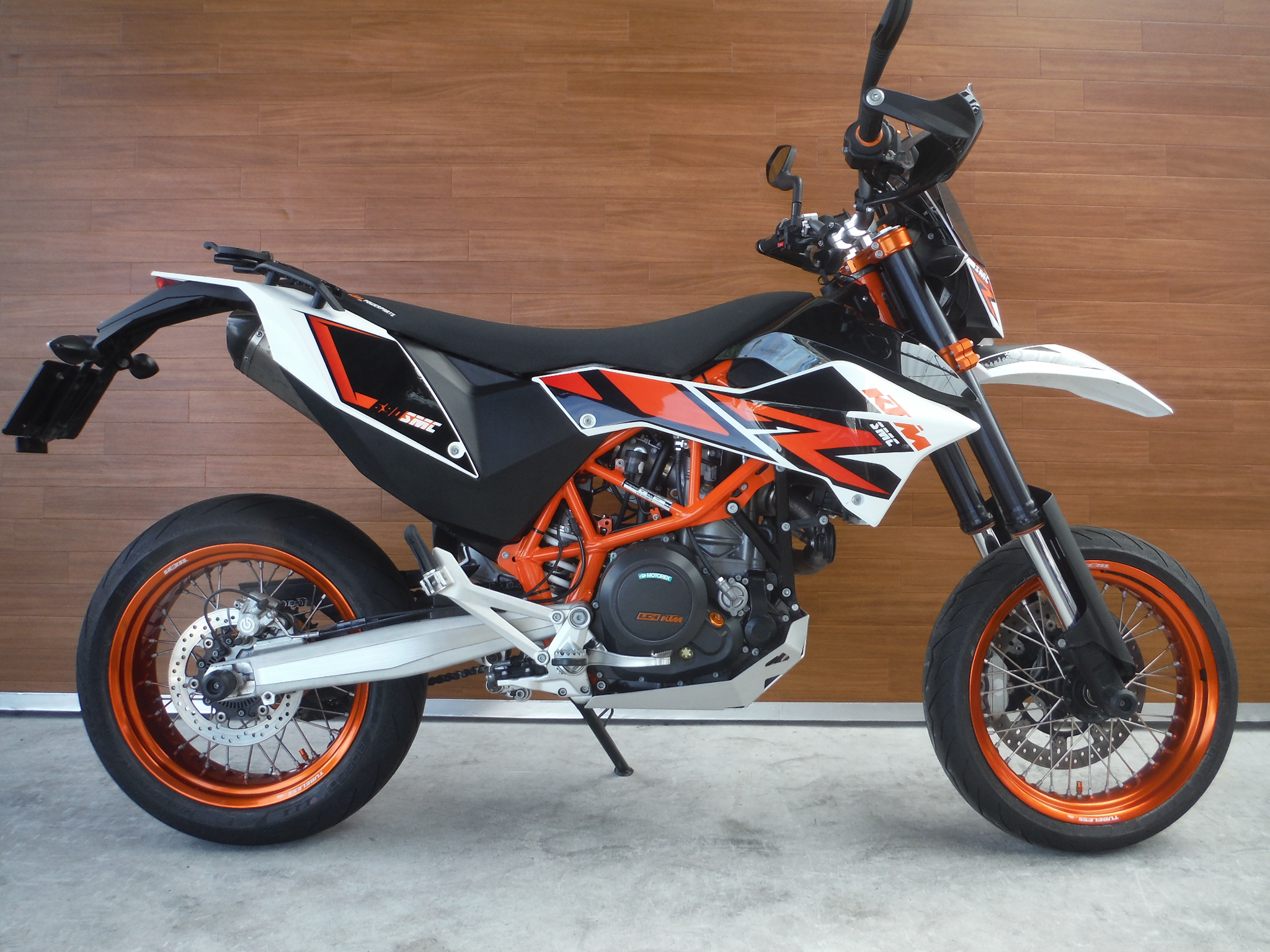 熊本中古車バイク情報 Ktm 690smcr 690 オレンジ 熊本のバイクショップ アール バイクの新車 中古 車販売や買取 レンタルバイクのことならおまかせください