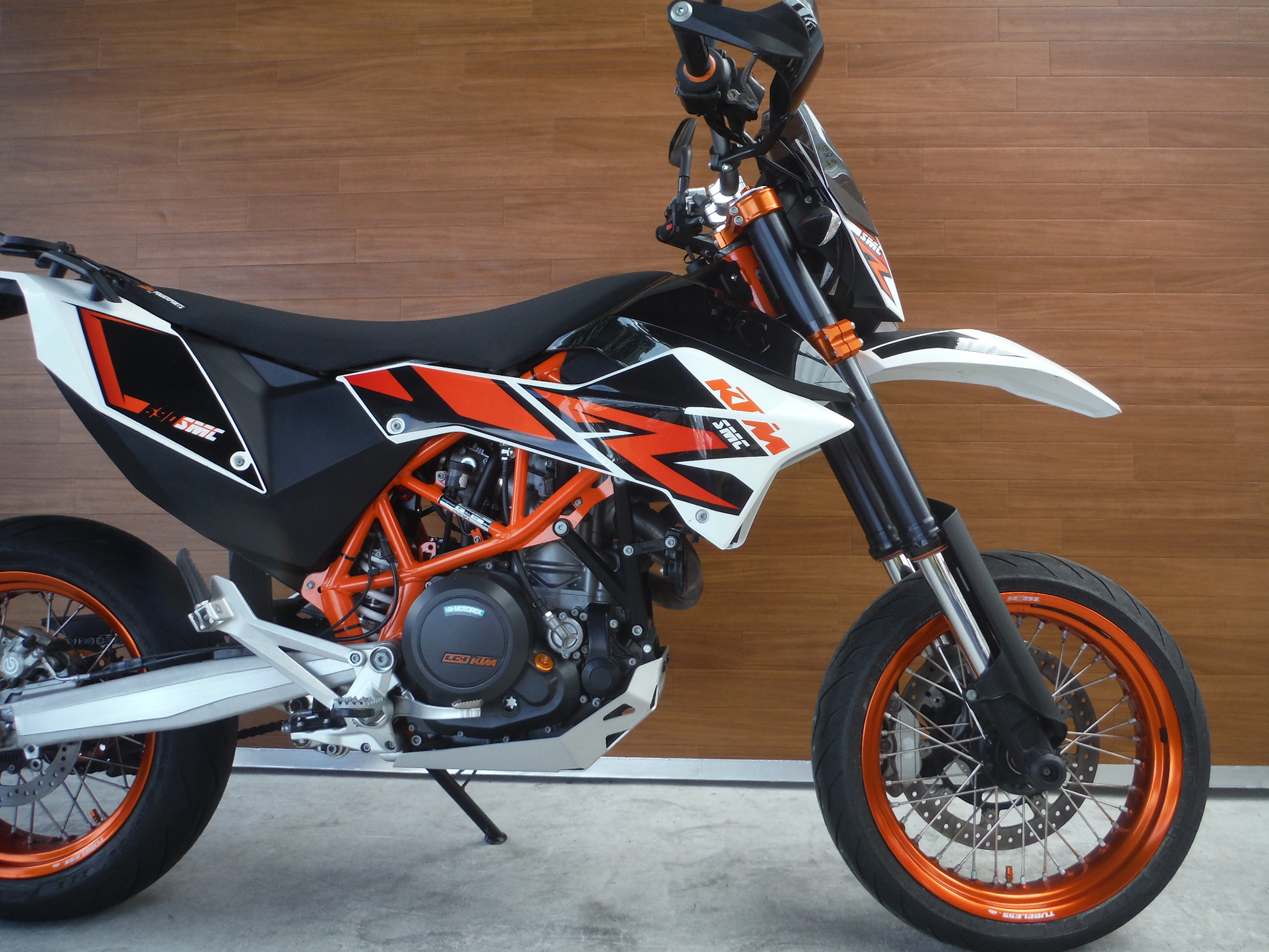 熊本中古車バイク情報 Ktm 690smcr 690 オレンジ 熊本のバイクショップ アール バイクの新車 中古 車販売や買取 レンタルバイクのことならおまかせください
