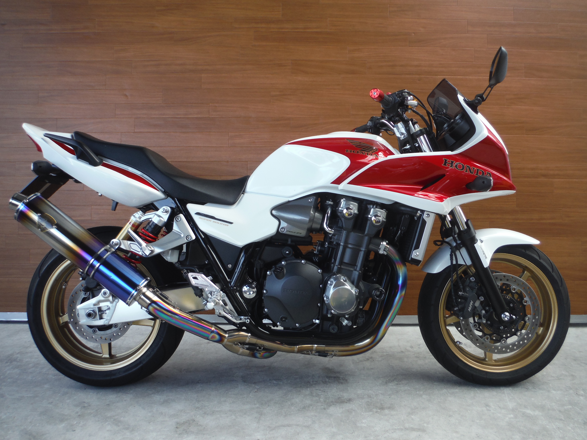 熊本中古車バイク情報 ホンダ Cb1300sb Abs 1300 11年モデル 赤白 熊本のバイクショップ アール バイクの新車 中古 車販売や買取 レンタルバイクのことならおまかせください