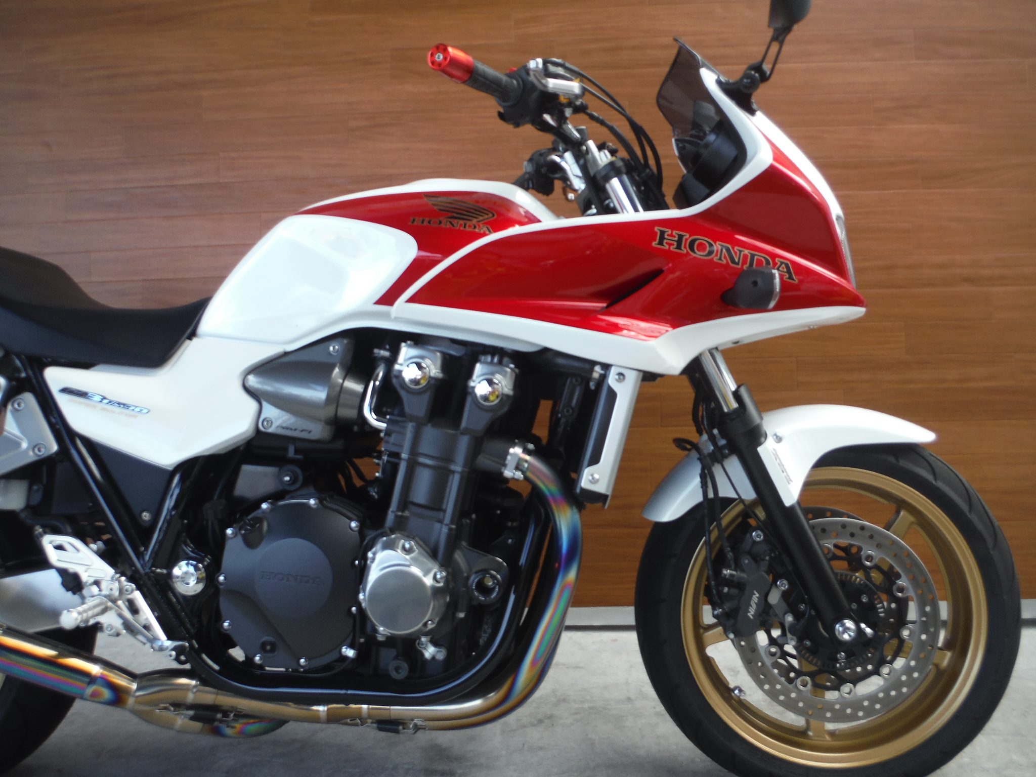 熊本中古車バイク情報 ホンダ Cb1300sb Abs 1300 11年モデル 赤白 熊本のバイクショップ アール バイクの新車 中古 車販売や買取 レンタルバイクのことならおまかせください