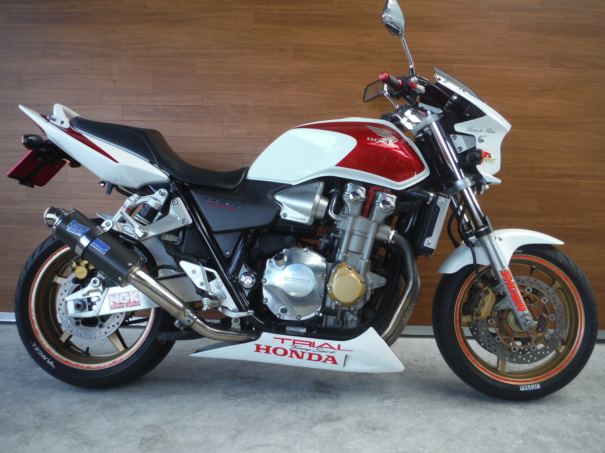 熊本中古車バイク情報 ホンダ Cb1300sf 1300 04年モデル 赤白 熊本のバイクショップ アール バイクの新車 中古車 販売や買取 レンタルバイクのことならおまかせください