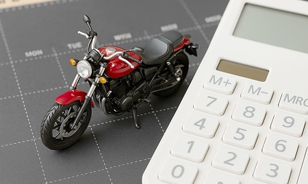 ミニチュアバイクと電卓の画像