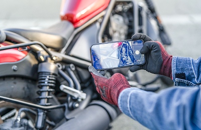 スマホでバイクの写真を撮っている画像