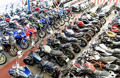 たくさんのバイクが並んでいる画像