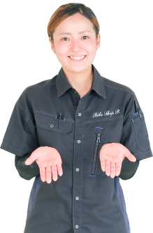両手を広げた笑顔の女性スタッフ