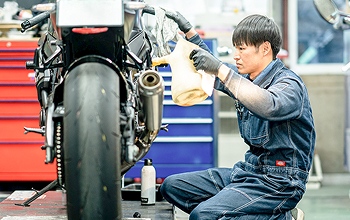 バイク整備をしているスタッフの写真