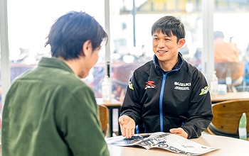 お客様に笑顔で営業している写真