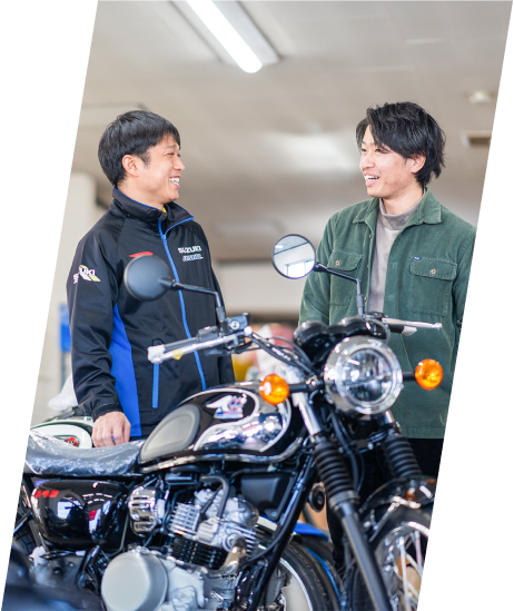 バイクの前で笑顔で向き合うスタッフとお客様の写真