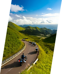 山でツーリング中のバイクを上空から撮った写真