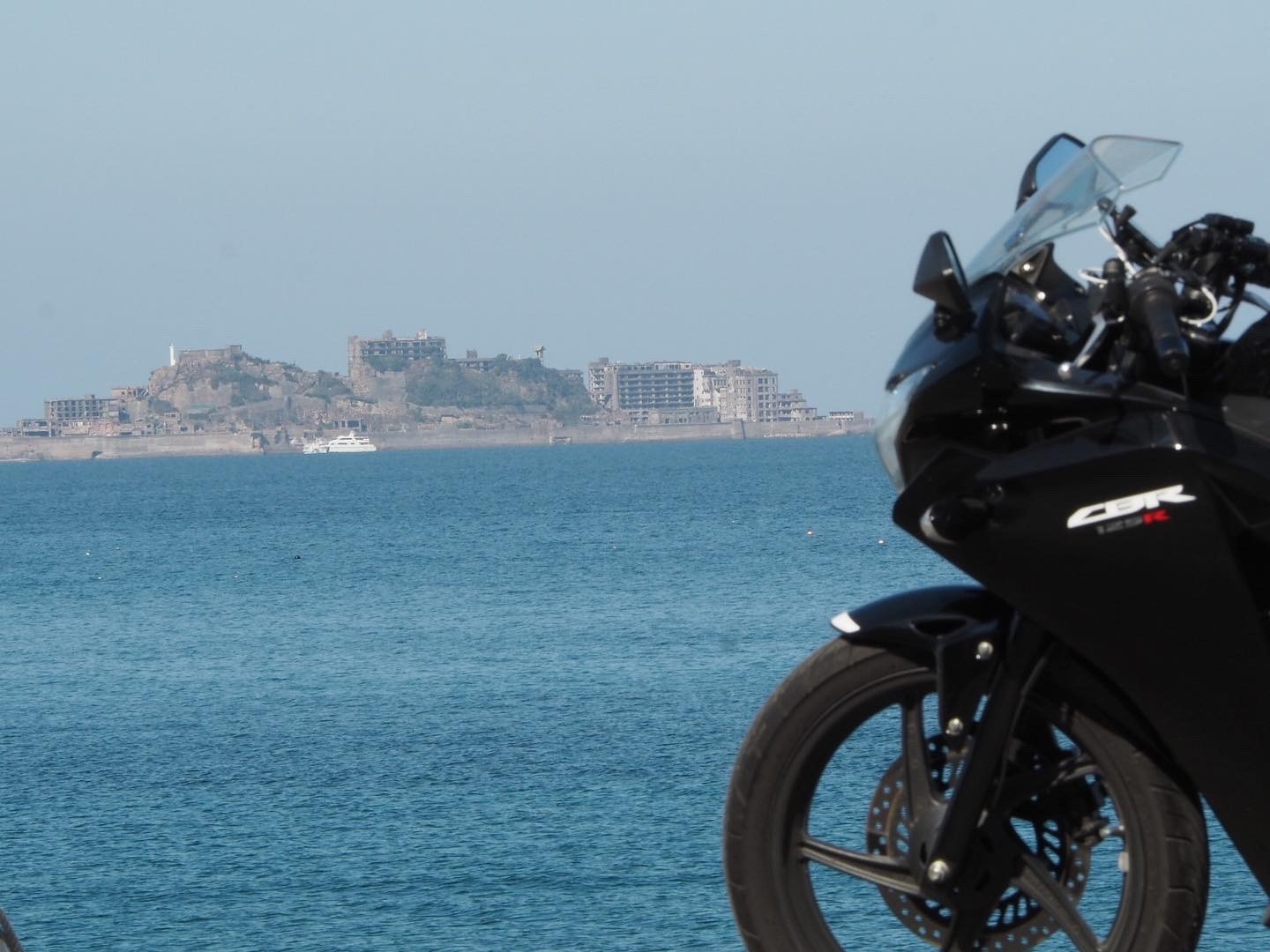 軍艦島で撮影されたCBR125Rの画像