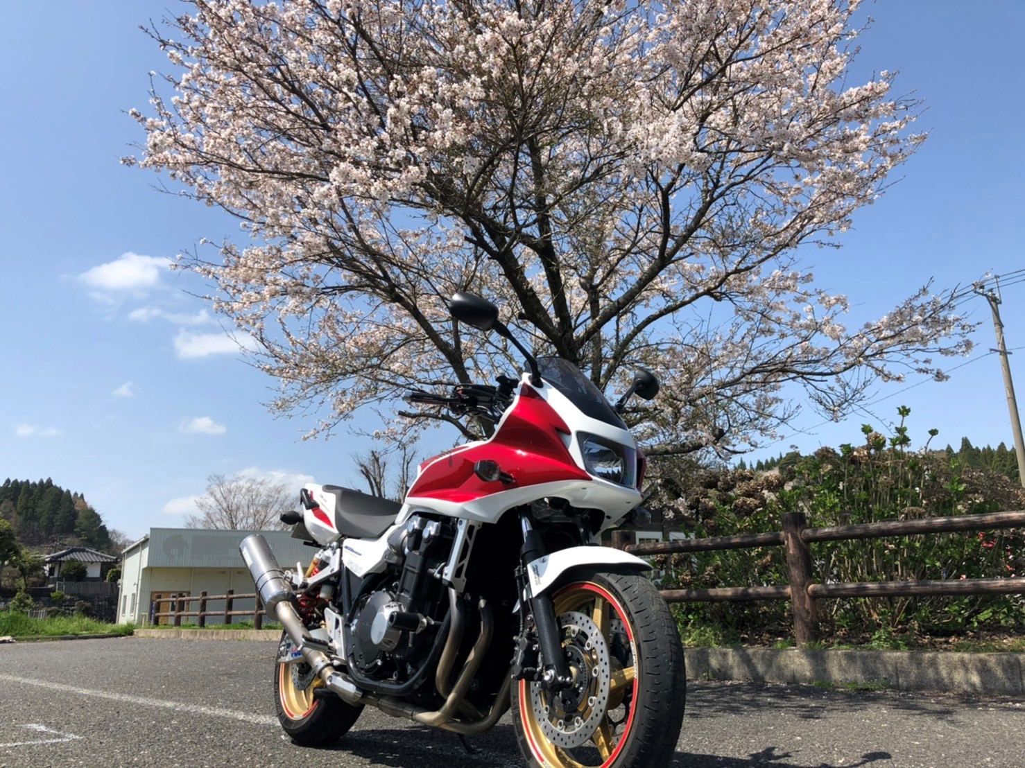 家の近くの駐車場で撮影されたCB1300SBの画像
