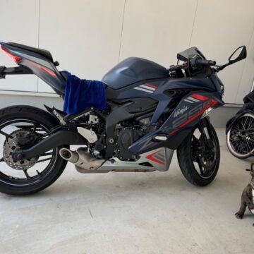 自宅ガレージで撮影されたZX25R SEの画像