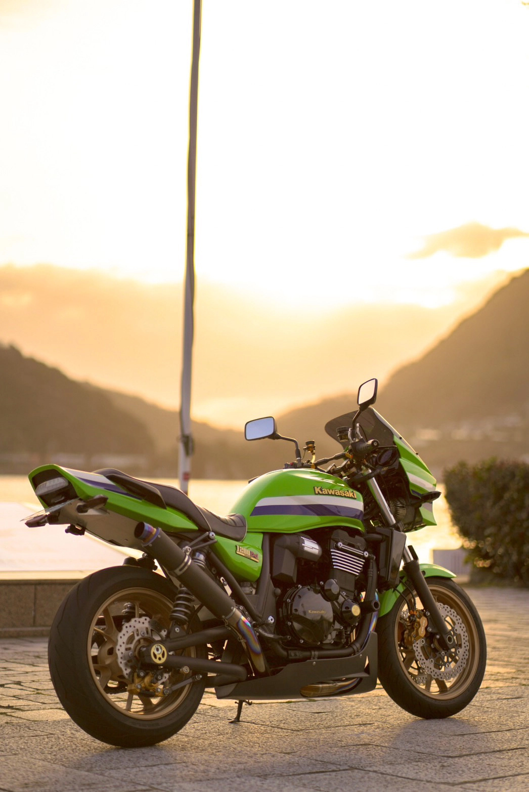 三角西港で撮影されたZRX1200DAEGの画像