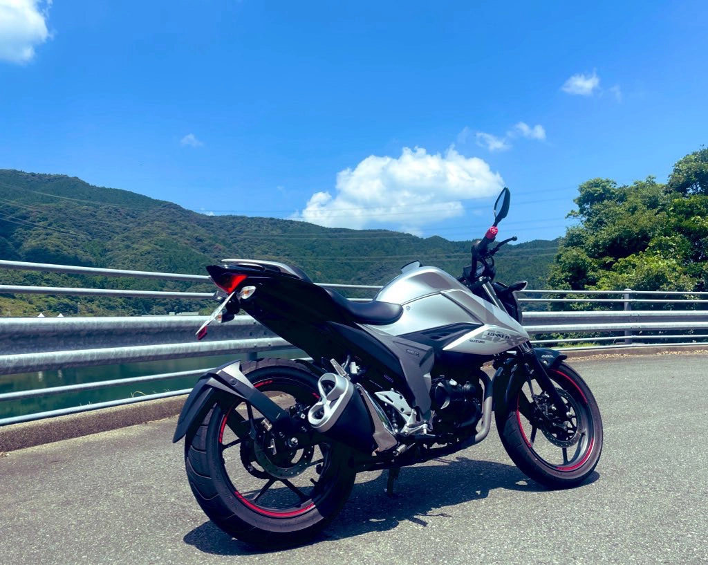 佐賀市喜瀬川ダムで撮影されたジクサー150の画像