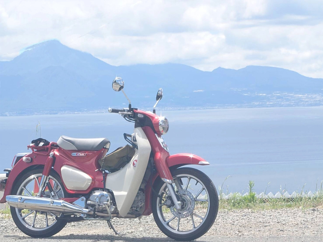 ナルシストの丘で撮影されたスーパーカブC125の画像