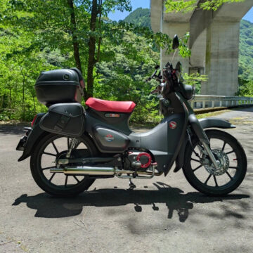 山江村高速道路下で撮影されたスーパーカブC125の画像