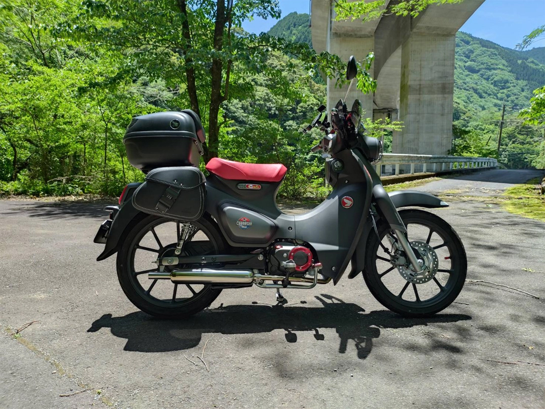 山江村高速道路下で撮影されたスーパーカブC125の画像