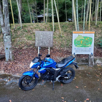 山鹿市のお寺前で撮影されたジクサー150の画像