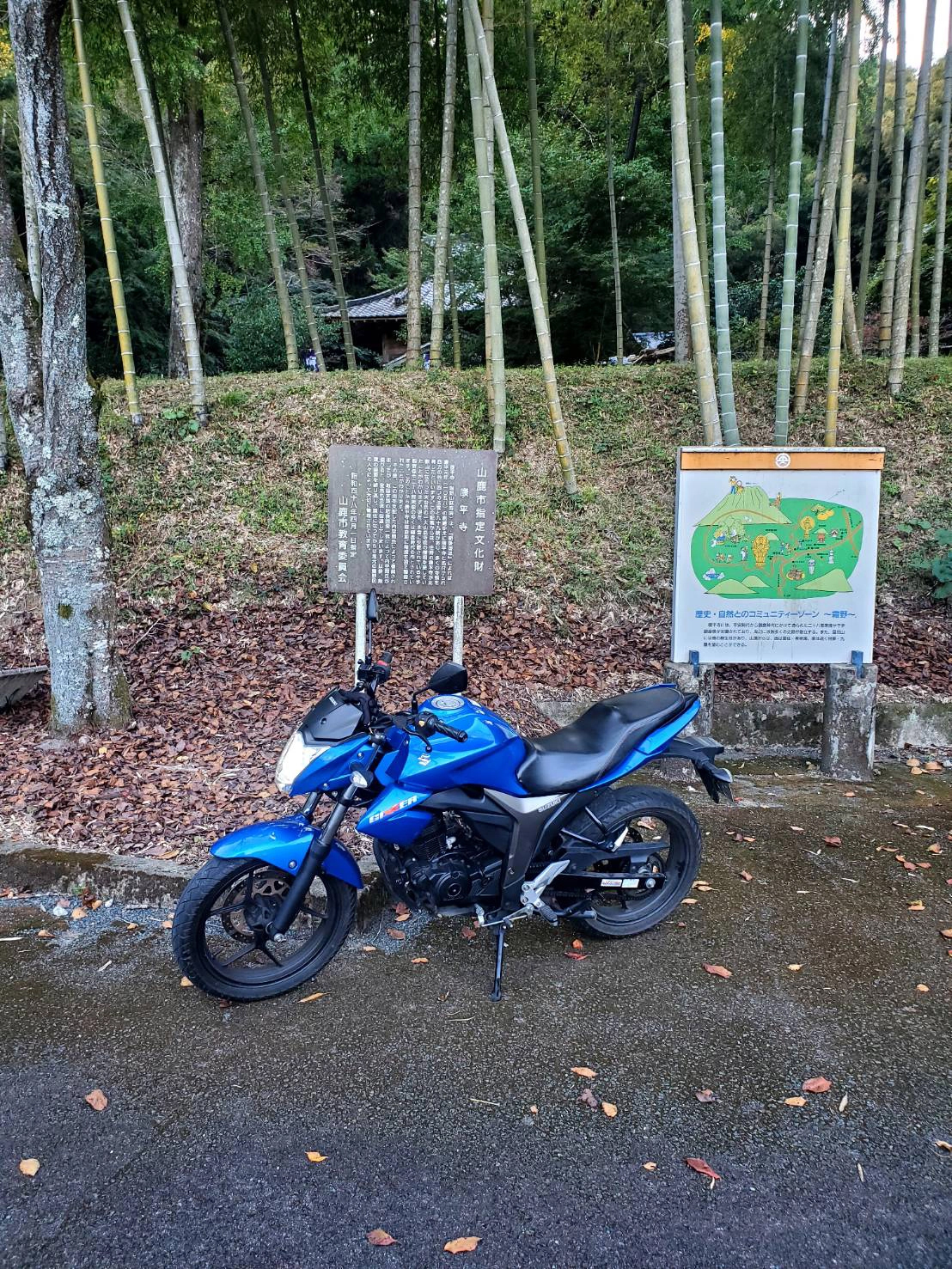 山鹿市のお寺前で撮影されたジクサー150の画像