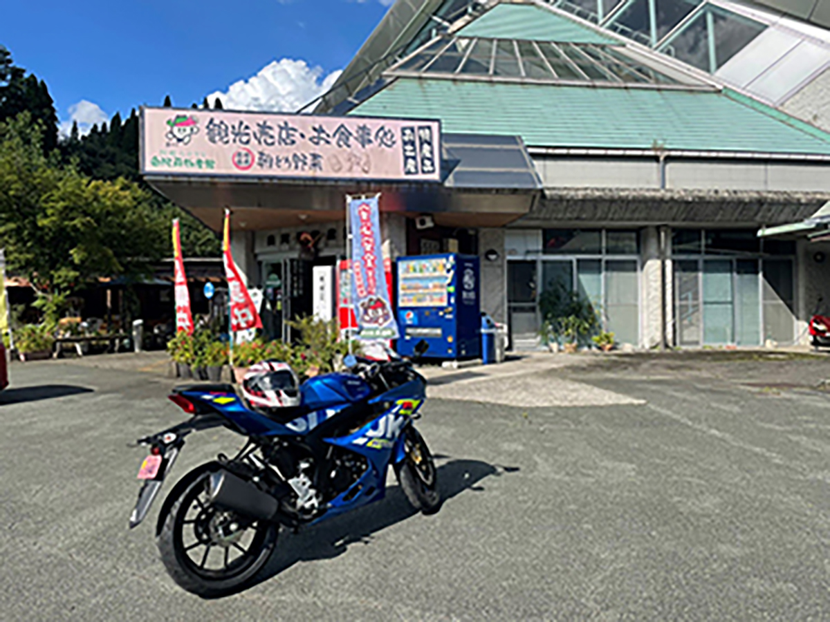 奥阿蘇物産館で撮影されたGSX R125の画像