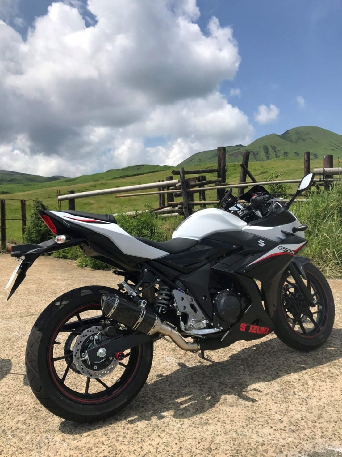 阿蘇山で撮影されたGSX250Rの画像