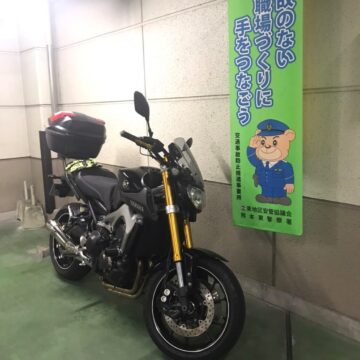 会社の車庫で撮影されたMT09の画像