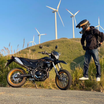 西原村の風車付近で撮影されたカワサキKLX230SMの画像