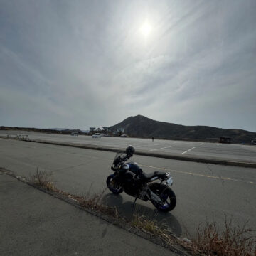 阿蘇山登山口の駐車場で撮影されたMT-10SPの画像