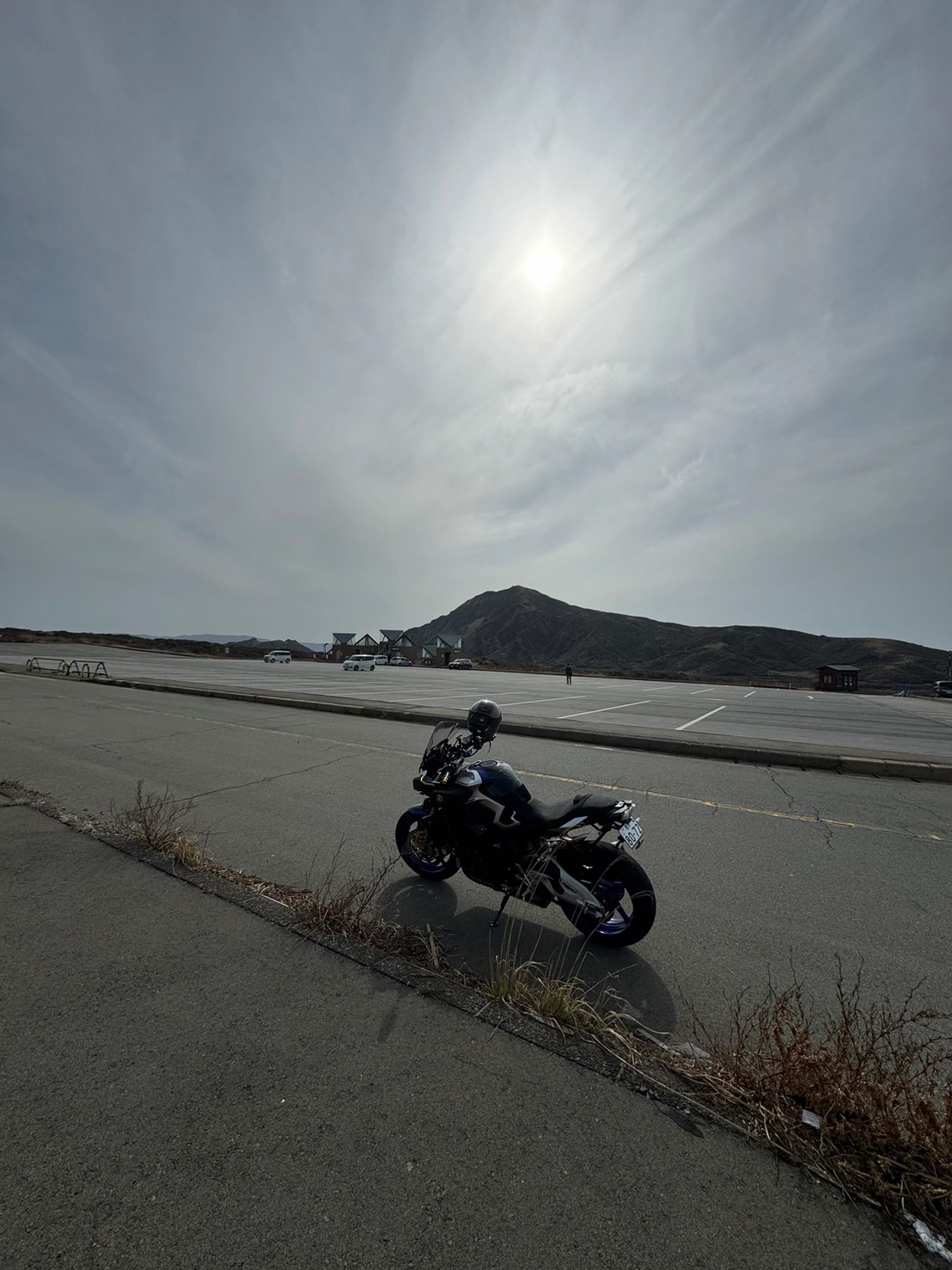 阿蘇山登山口の駐車場で撮影されたMT-10SPの画像