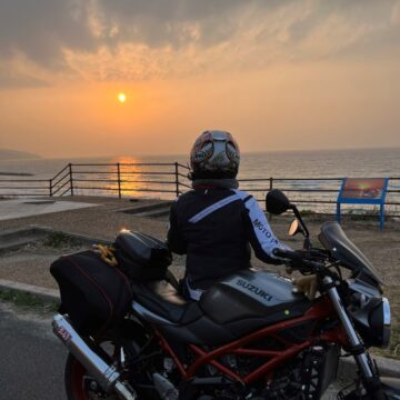 日本海に沈む出雲の夕日で撮影されたSV650の画像