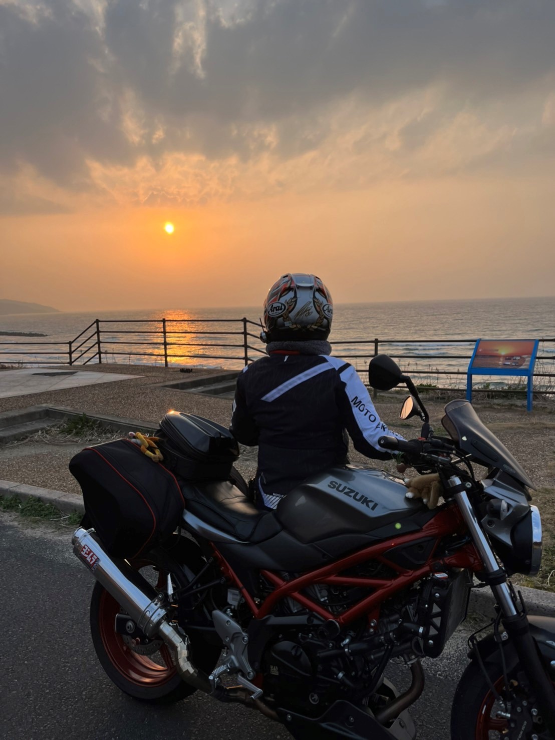 日本海に沈む出雲の夕日で撮影されたSV650の画像