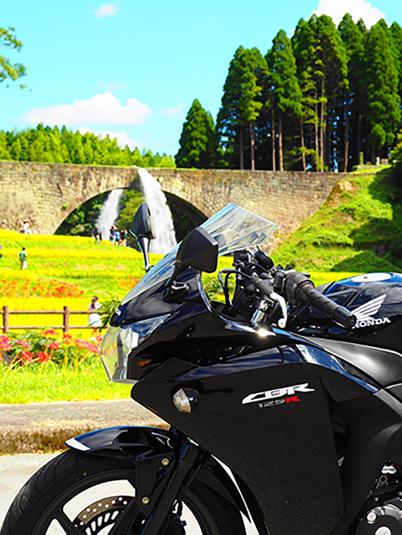 通潤橋で撮影されたCBR125Rの画像