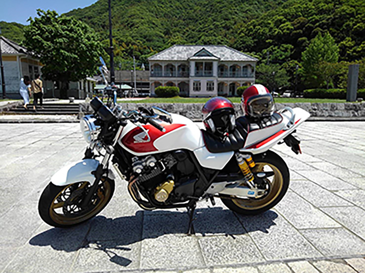三角で撮影されたCB400SFの画像