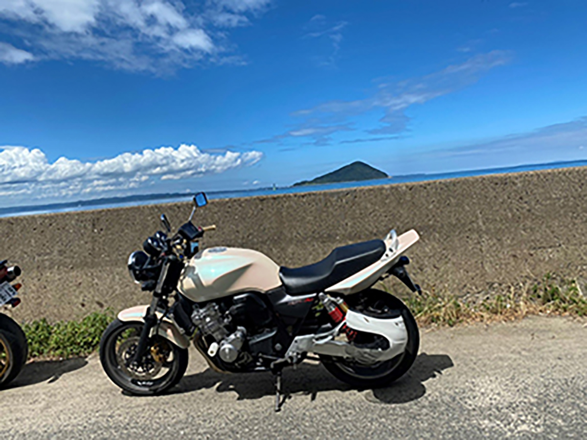 立体駐車場で撮影されたCB400SFの画像